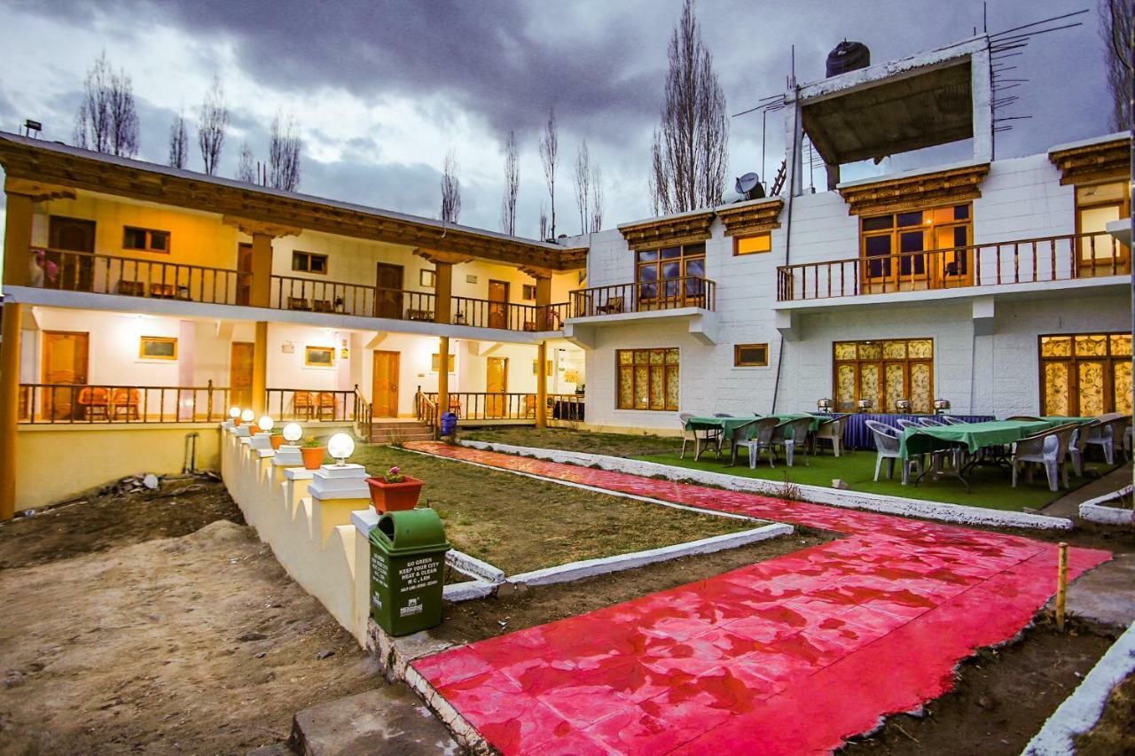 Oyo 37004 City Heart Guest House Leh Exteriör bild